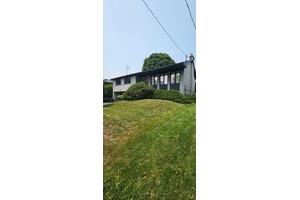 Welcome to the Lakeview Community, Spacious 3Bed, with In Law Suite in prime and family friendly neighbourhood with two full kitchens.