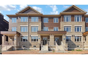 Stunning Freehold Townhouse by Ivy Rouge Starline in Prime Oakville Location !