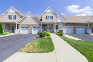 Move right into this meticulous, desirable lower unit.