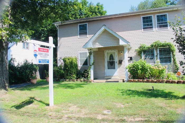 View of front of property featuring a front yard