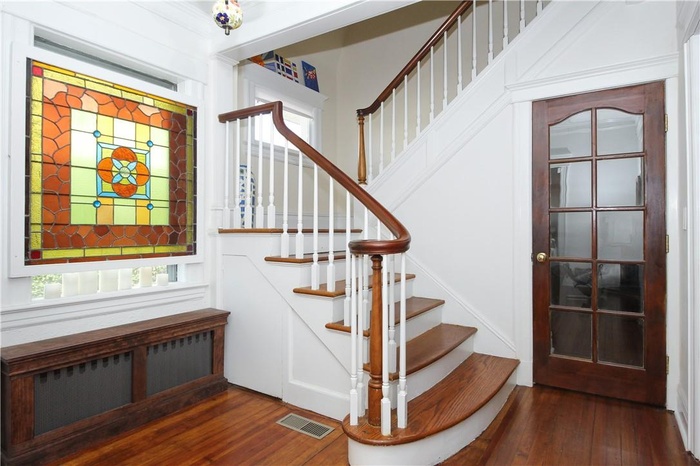 195 Larchmont  Ave Endearing entry way leading to the family  room.