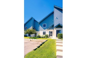 Just minutes from the ski hills and the vibrant Blue Mountain Village, this 3 bedroom, 3 bathroom chalet blends alpine charm with everyday comfort.