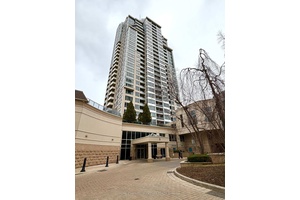 960 Sq Ft South East Corner Unit, Completely Renovated Top To Bottom, Plenty of Natural Light amp ; Parkette View provides Serene Atmosphere, New high end Vinyl Plank Flooring Thruout, ...