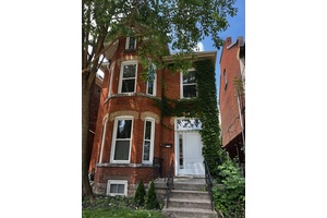 Lovely bright, and spacious 2 bedroom unit.