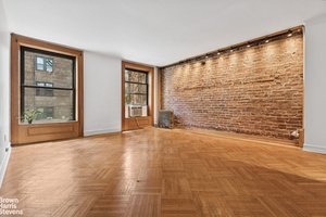 Brooklyn Heights Dream ! Ideally located on beautiful Columbia Heights and a half block from the Promenade, this quiet apartment offers its owners a tranquil escape.