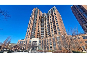 Rarely Offered ! Stunning 1 1 Unit Featuring Your Own Private Patio Terrace and a Spacious, Open Concept Living and Dining Area, Located in the Highly Desirable Heintzman Place With ...