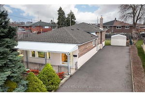 Spacious 3 bedroom, 2 bath corner detached backsplit situated on a quiet street in the sought after Humber Summit community.