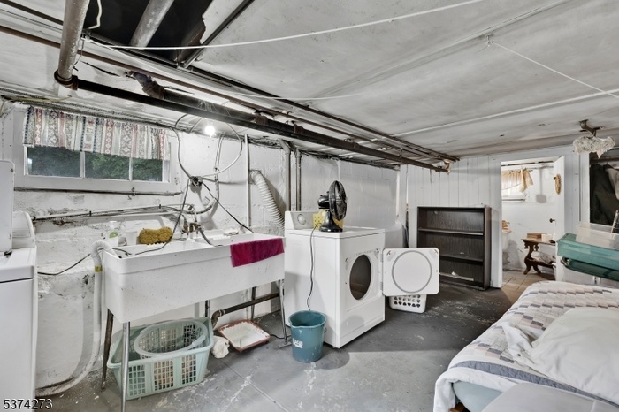 Basement: bonus bath (toilet)