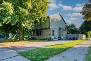 Welcome to this beautiful, clean, well maintained home in London Whitehills, perfect for couples or small families.