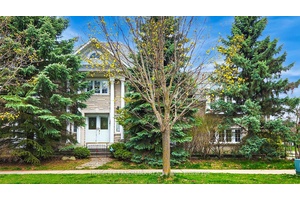 Beautiful amp ; Spacious Home Backing Onto Park !