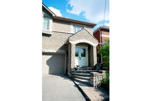 Bright and spacious three bedroom detached home located in a highly desirable residential community.