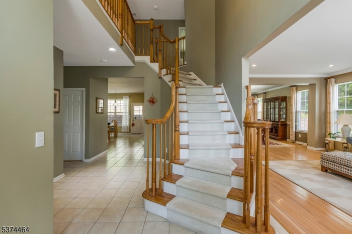 Grand Foyer w/curved stairwell