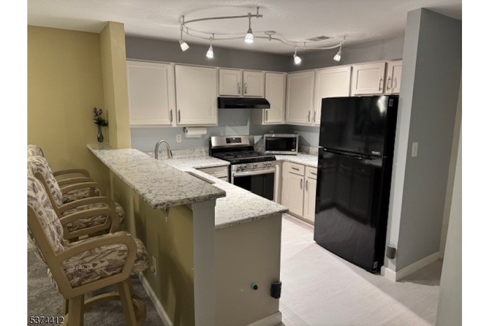 Kitchen with Breakfast bar