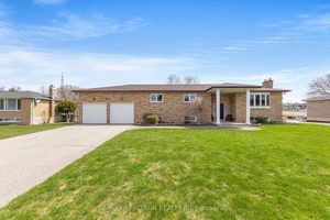 Welcome to 593 Simcoe Rd, Located in a Rapid Up and Coming Developing Area Bright And Spacious 3 1 Bedroom Detached Bungalow Situated On Approximately A Half Acre Lot !