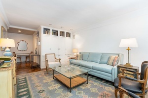 This sunny and spacious one bedroom home is ideal for a first time buyer or as a pied à terre.
