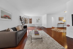 This triple mint, beautifully renovated 1 bedroom, 1 bathroom residence is nestled in one of the Upper East Side's most desirable full service cooperatives.