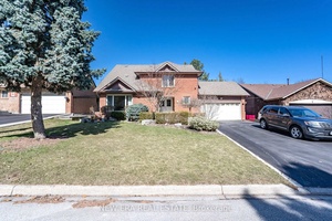 Stunning 4 Bedroom Home in Prestigious Parklane Estates !