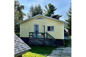 Charming cottage with 3 bedrooms, 1 bathroom, 3 season cottage on Bentley Lake !