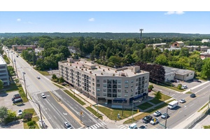 Sparkling 2 Bed, 2 Bath condominium in the heart of Aurora Village !
