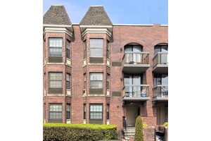 Welcome to this beautiful and comfortable 2nd Floor 3 bedroom, 2 bathroom condo, moving condition all hardwood floor through out the apartment.