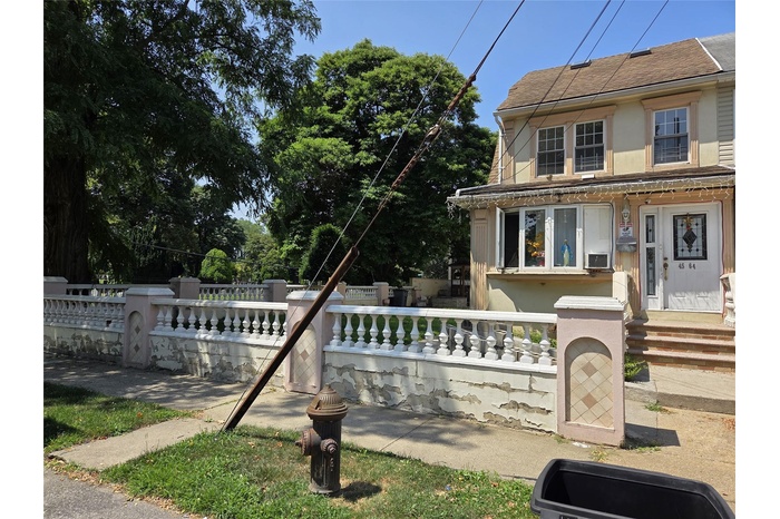 View of front of property featuring stucco siding and a fenced front yard