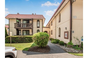Discover hassle free living at 13 7 Granada Crescent !