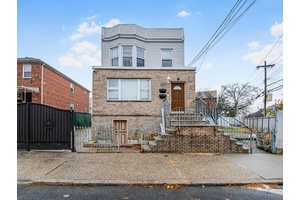 DELIVERED VACANT RARE CORNER DOUBLE LOT IN COUNTRY CLUB !