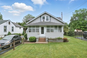 Two houses, three units for the price of one !