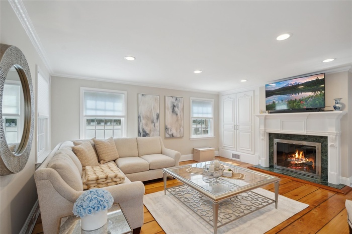 Living Room with fireplace