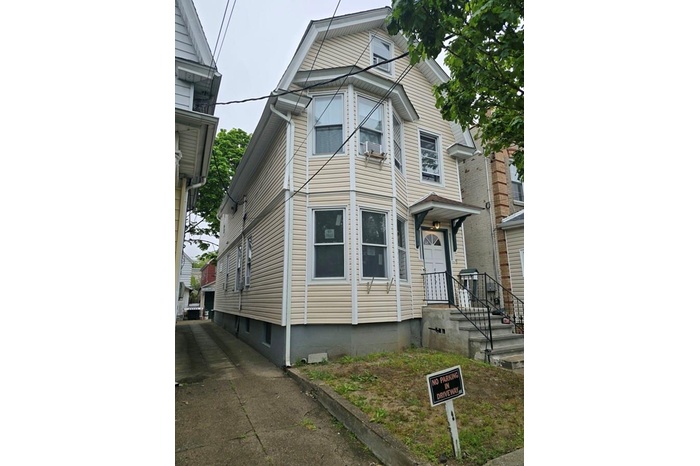 View of front facade with driveway