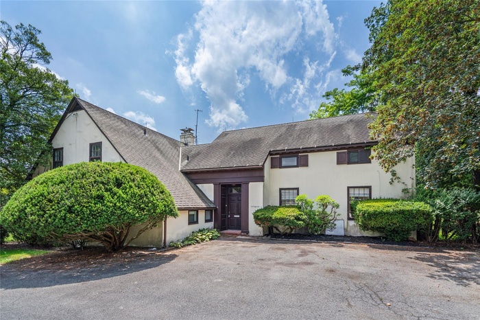 203B Store Hill Rd, Old Westbury