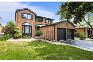 Experience luxury living in this fully renovated 4 2 bedroom, 4 bathroom family home, located in the highly sought after community of Meadowvale.