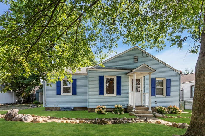 View of front of home featuring a front lawn and walkway