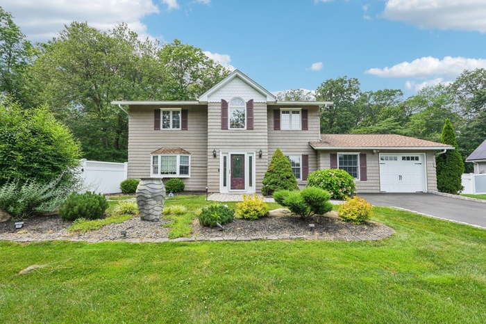 View of front facade with a garage and driveway