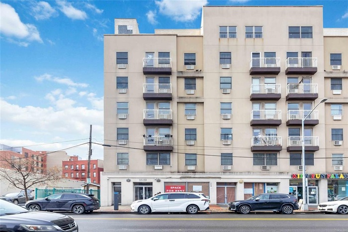 View of apartment building / complex