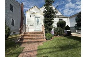 Welcome to this Move In Ready Renovated Cape !