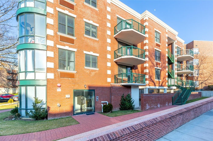 View of apartment building / complex