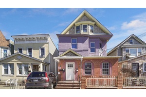 Come check out this massive multi family home in the heart of Queens, Richmondhill !