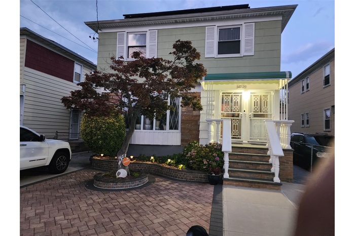 View of american foursquare style home