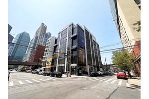 Large 1 Bedroom Apartment with Storage This south facing 1 bedroom apartment comes with a deeded storage unit and is located in Arcadia LIC, one of the few buildings in ...