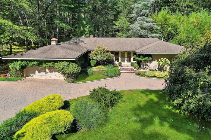 Beautiful and spacious ranch in the heart of Dellwood Park.