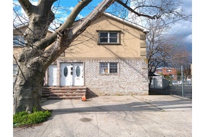Built in 2005 only 20 years old Beautiful 2 family in Springfields Gardens.