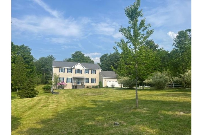 View of front of property featuring a front yard