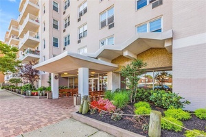 Welcome to the Long Beach Waterfront, living at its finest !