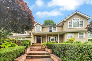 Beautiful Colonial in the Heart of Woodbury Located in an elegant and sought after area of Woodbury, this charming Colonial style home offers 4 spacious bedrooms and 3 updated bathrooms ...