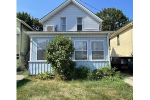 Modern One Bedroom Apartment Available in Mid of August !