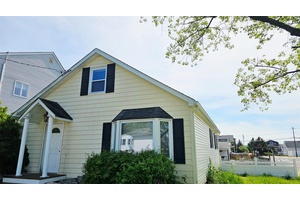 Welcome to your dream waterfront retreat !