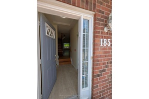 Central Park On Yonge ! Luxury Townhouse In Demand Thornhill Gated Community With Security Guard !