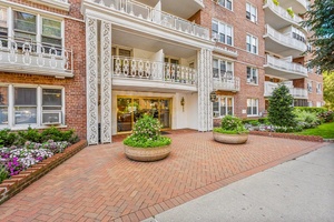 Renovated and beautifully maintained 2 Bedroom Jr4 coop at sought after Woodrow Wilson.