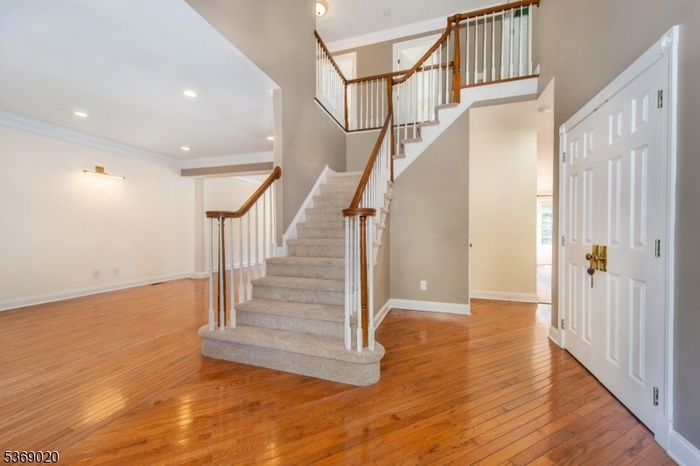 TWO-STORY FOYER